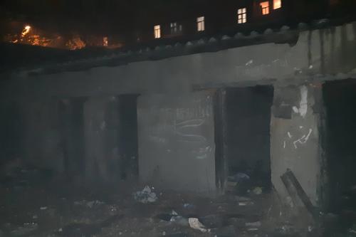 В Харькове подожгли здание возле жилого дома (фото)