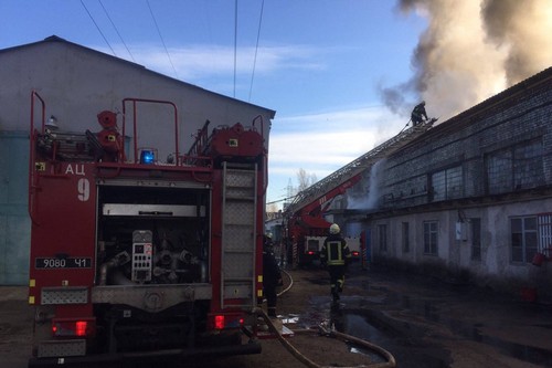 Масштабный пожар в Харькове: спасатели боролись с огнем несколько часов (фото, видео)