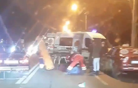 Происшествие в Харькове: женщина лежала на дороге в луже крови (видео)