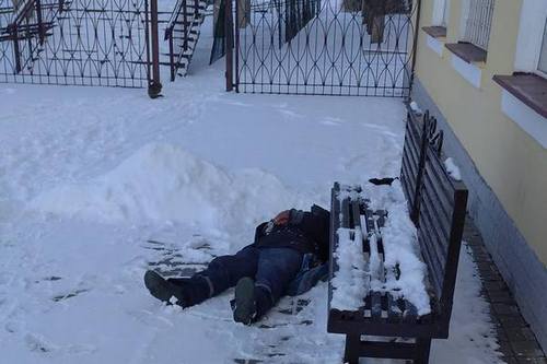 На Харьковщине медики "скорой" выгрузили мужчину в снег и уехали