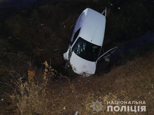 В Харькове автомобиль упал в канаву: полиция сообщила подробности (фото)