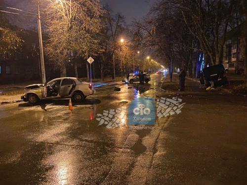ДТП в Харькове: автомобиль выбросило на тротуар, есть пострадавшие (фото)