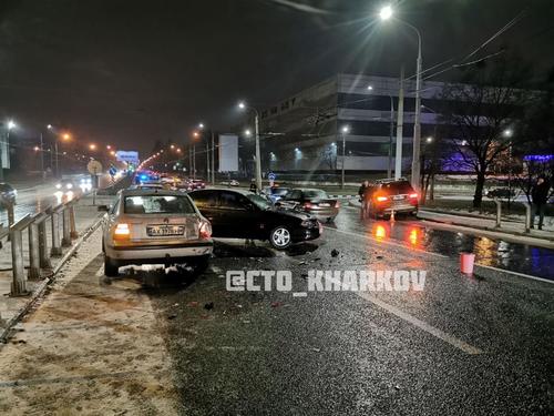 В Харькове на мосту произошло масштабное ДТП: много разбитых автомобилей (фото, видео)