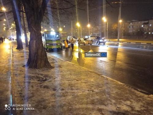 Непогода в Харькове: на одном участке дороги попали в аварии сразу несколько маршруток (фото, видео)