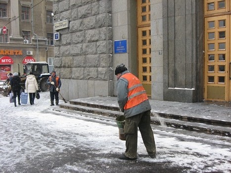 Гололед в Харькове: сколько соли высыпали на тротуары