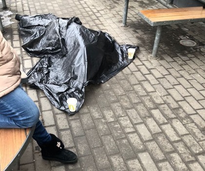 В Харькове на летней террасе популярного фастфуда умер мужчина 