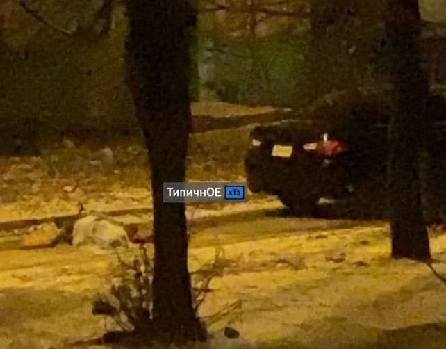 В спальном районе Харькова прямо на дороге лежит мертвый человек