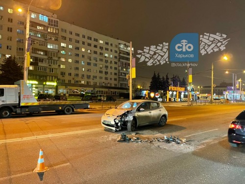 ДТП в Харькове: после столкновения автомобиль влетел на парковку (фото)