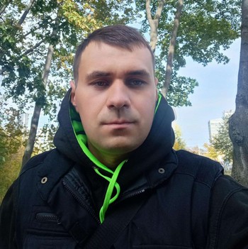 На Харьковщине разыскивают молодого мужчину, который вышел с работы и пропал (фото)