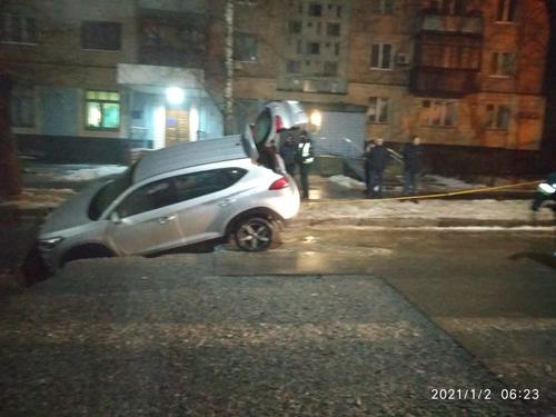 В центре Харькова внедорожник провалился в яму (фото)