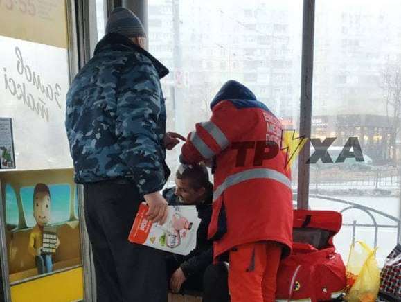 Несчастный случай в харьковском метро. Мужчину забрала "скорая" (фото, видео)