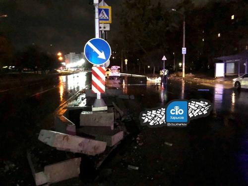 ДТП в Харькове: автомобиль влетел в островок безопасности, есть пострадавшие (фото, видео)
