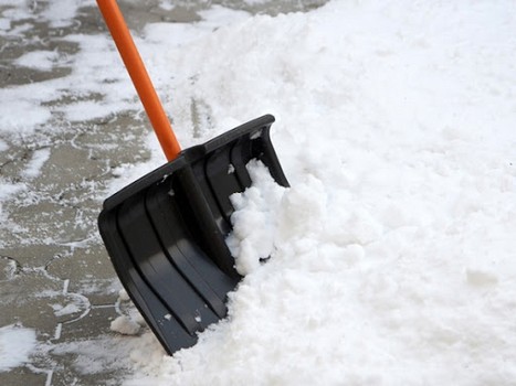 Харьков засыпало снегом: кто должен расчищать пешеходные дорожки (фото)
