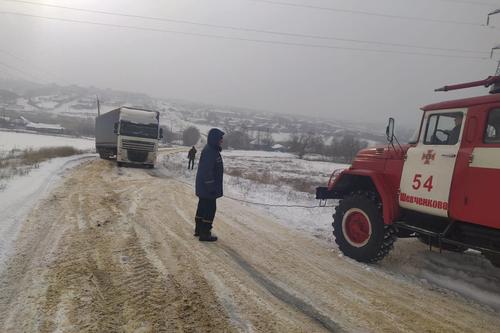 На дорогах Харьковщины сразу двум водителям фур пришлось вызывать спасателей (фото)