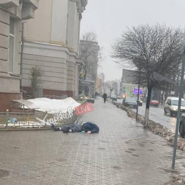 Мужчина умер посреди улицы в центре Харькова (видео)