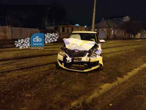 ДТП в Харькове: машину отбросило на трамвайные рельсы (фото, видео)