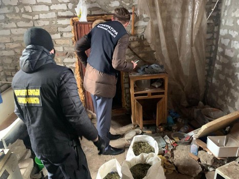 В помещении на Харьковщине обнаружили мешки с опасным веществом (фото)