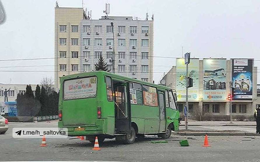 Серьезное ДТП в Харькове: маршрутку с пассажирами протаранил КАМАЗ (видео, дополнено)