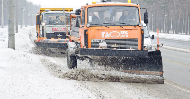 Снегопад в Харькове: на дороги выехала спецтехника (фото)
