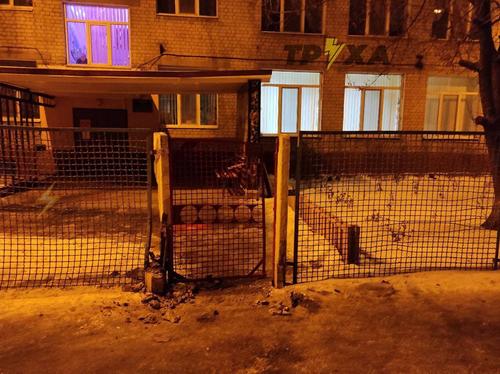 В Харькове автомобиль протаранил вход в детский сад (фото)