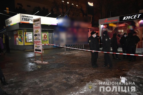 В Харькове возле аптеки устроили стрельбу и силой выгоняли покупателей (фото)