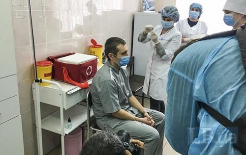 В Украине начали вакцинировать людей от коронавируса: что говорит первый пациент