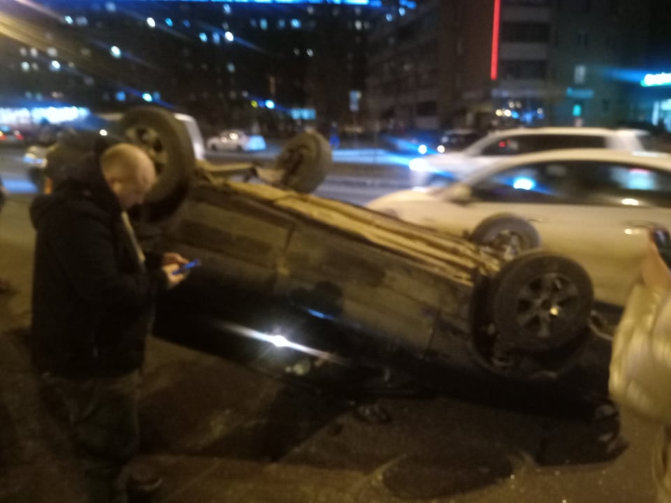 Водителя вытаскивали за ноги: авария на большом проспекте в Харькове (видео)
