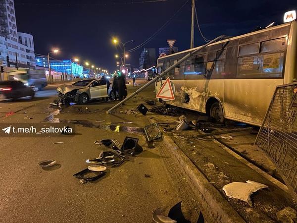 ДТП в Харькове: электроопора упала на маршрутку с людьми (фото, видео)