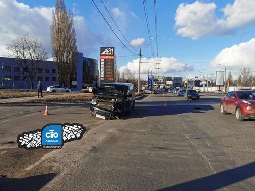 Разбитые вдребезги автомобили: чем закончился бездумный обгон в Харькове (фото, видео)