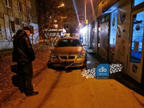 ДТП в Харькове: машина протаранила киоск и вылетела на тротуар (фото)