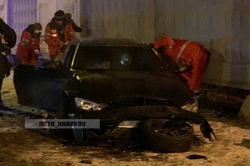 Авария в Харькове: автомобиль впечатался в бетонный забор, есть пострадавшие