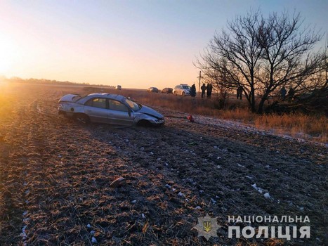 На Харьковщине автомобиль вылетел в кювет: два человека погибли (фото)