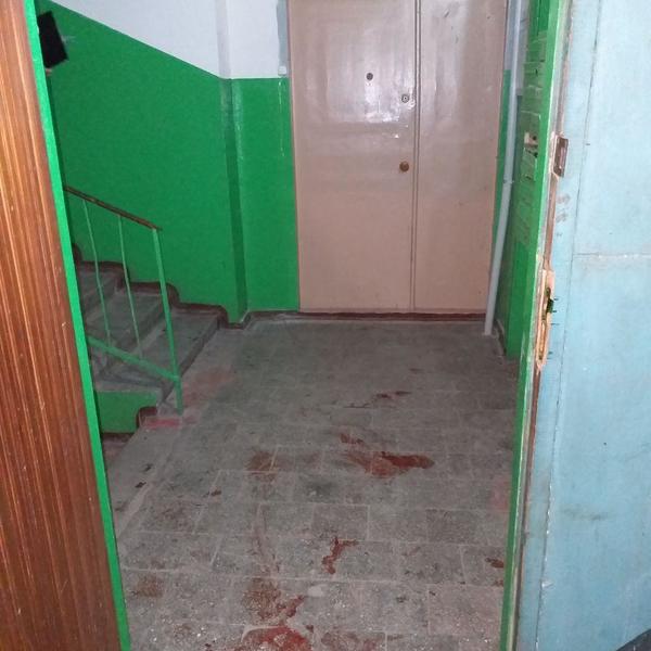 В Харькове в подъезде жилого дома обнаружили окровавленную женщину