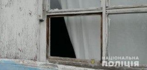 Пришлось выбить окно: под Харьковом старик больше суток пролежал на полу (фото)