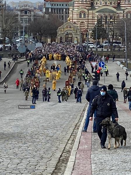 По центру Харькова колонной прошли тысячи горожан (фото, видео)