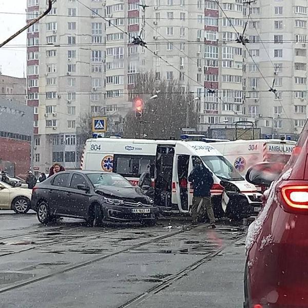 В Харькове медики попали в аварию: от удара машину развернуло на дороге (фото, видео)