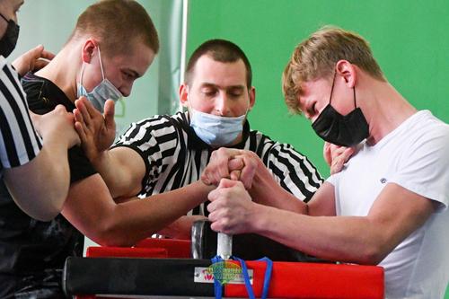 В Харькове определили сильнейших школьников в борьбе на руках (фото)