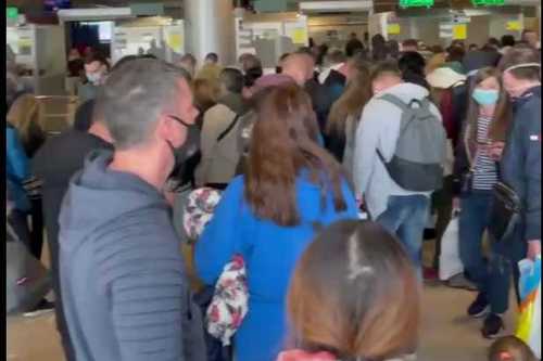 Тест либо "Дія": в Харькове туристов не выпускают из аэропорта 