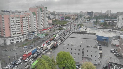 В Харькове неадекватный мужчина устроил погром посреди проспекта (фото, видео)