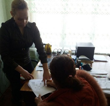 Брошенный младенец в туалете на Харьковщине: мать хотят отправить под арест