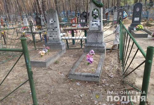 На Харьковщине уборщица кладбища пришла на работу и обомлела (фото)