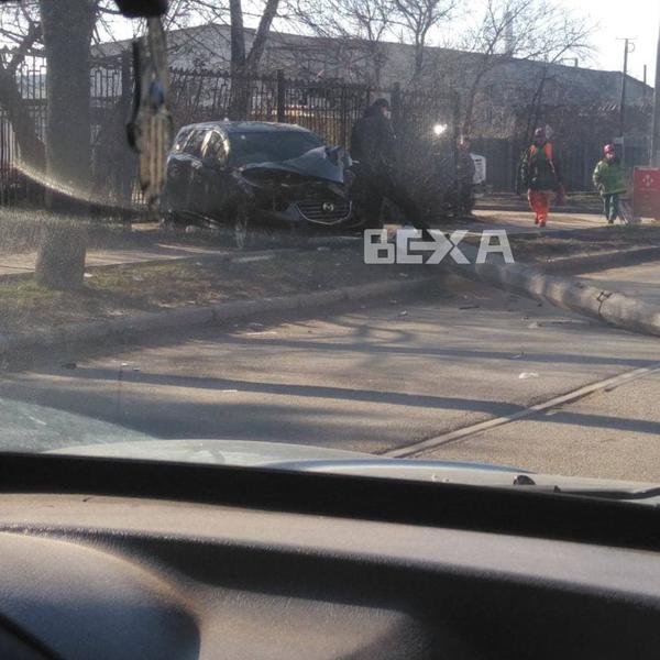 В Харькове осветительный прибор рухнул на проезжую часть (видео)