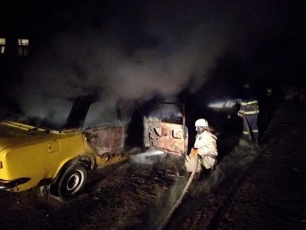 Под Харьковом среди ночи сгорели две машины (фото)