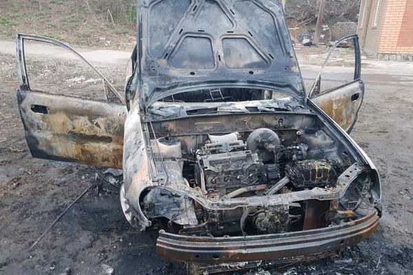 На Харьковщине посреди дороги сгорела машина (фото)
