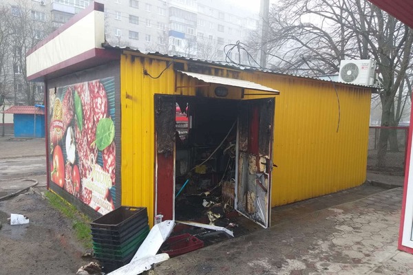 В Харькове сгорел магазин с продуктами (фото)