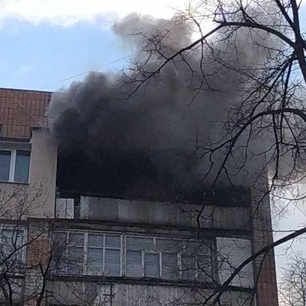 Пожар в высотке Харькова: во время эвакуации пострадавший застрял в лифте и отказался выходить (фото, видео)