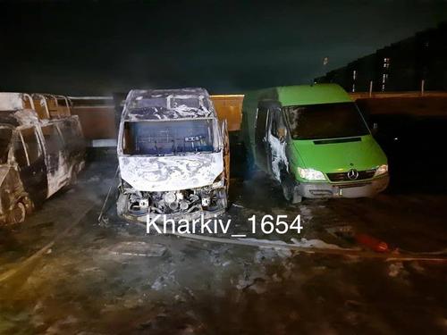 Злоумышленник, который сжег 4 микроавтобуса в Харькове, попал на видео (видео)