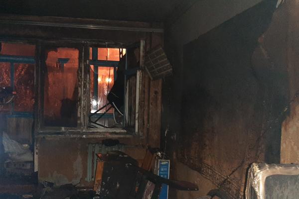Пожар в Харькове: пока спасатели работали, погорелец спокойно вышел во двор и уснул на лавочке (фото, видео)