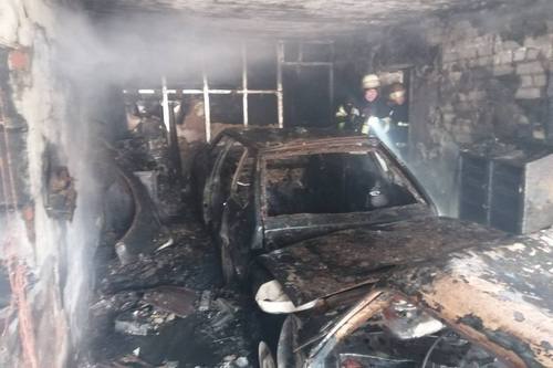В Харькове во время ремонта сгорели автомобили (фото, видео)