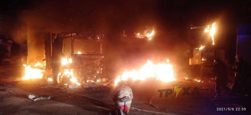 Крупный пожар под Харьковом: сгорели транспорт и здание (фото, видео)